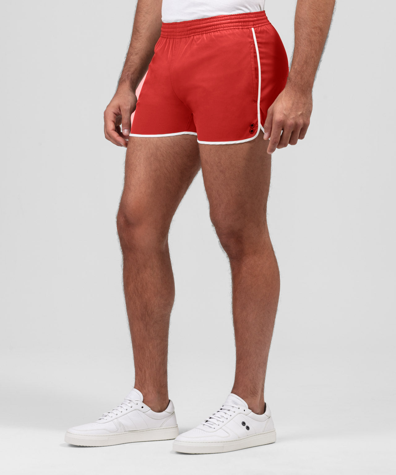 Short de sport court avec bandes contrastées: Rouge
