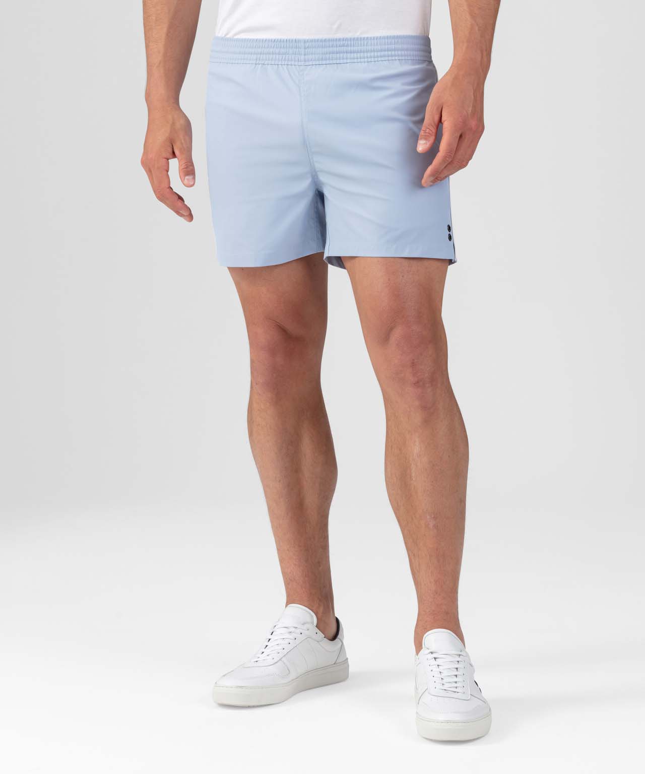 Short de sport court avec passepoil: Bleu ciel