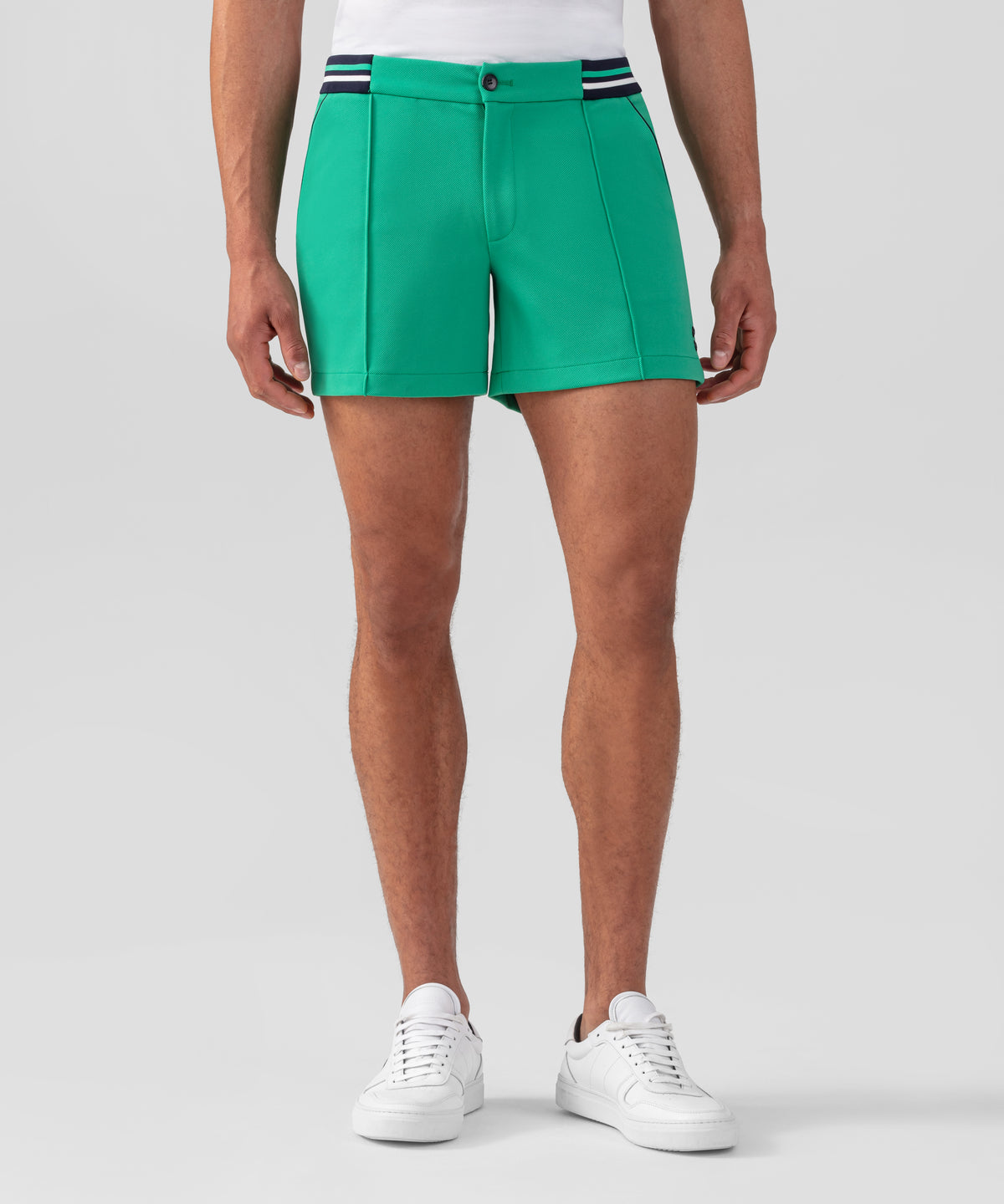 Short de tennis court avec ceinture rayée: Vert gazon