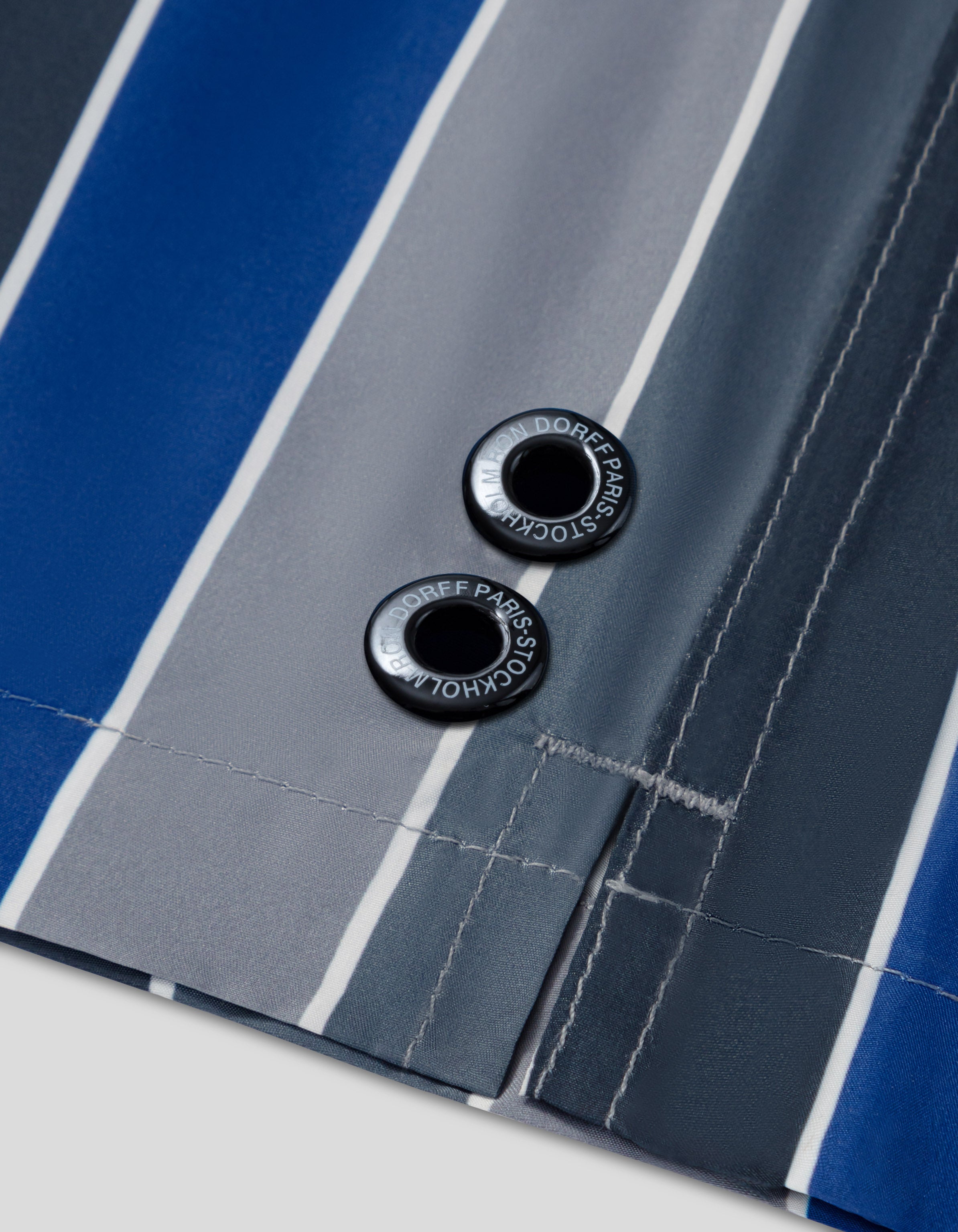 Badeshorts mit Multicolor-Streifen: Fjordblau