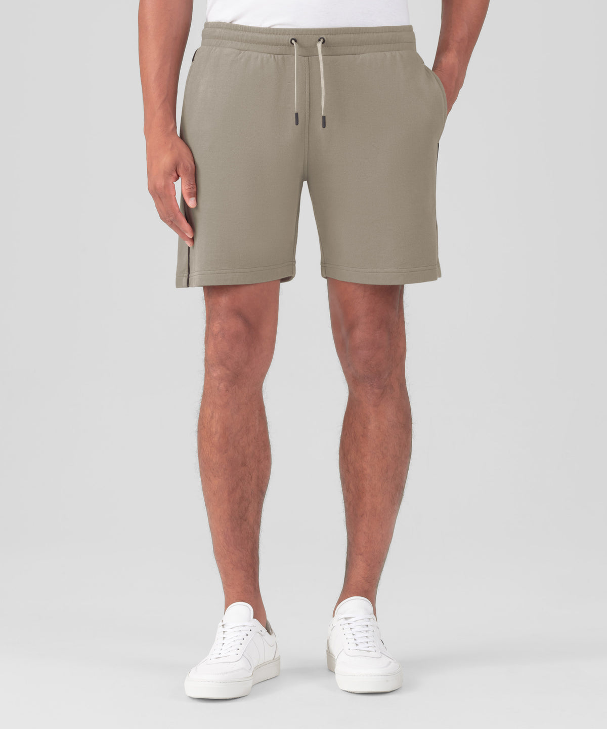 Short de jogging en coton piqué avec passepoil: Beige foncé