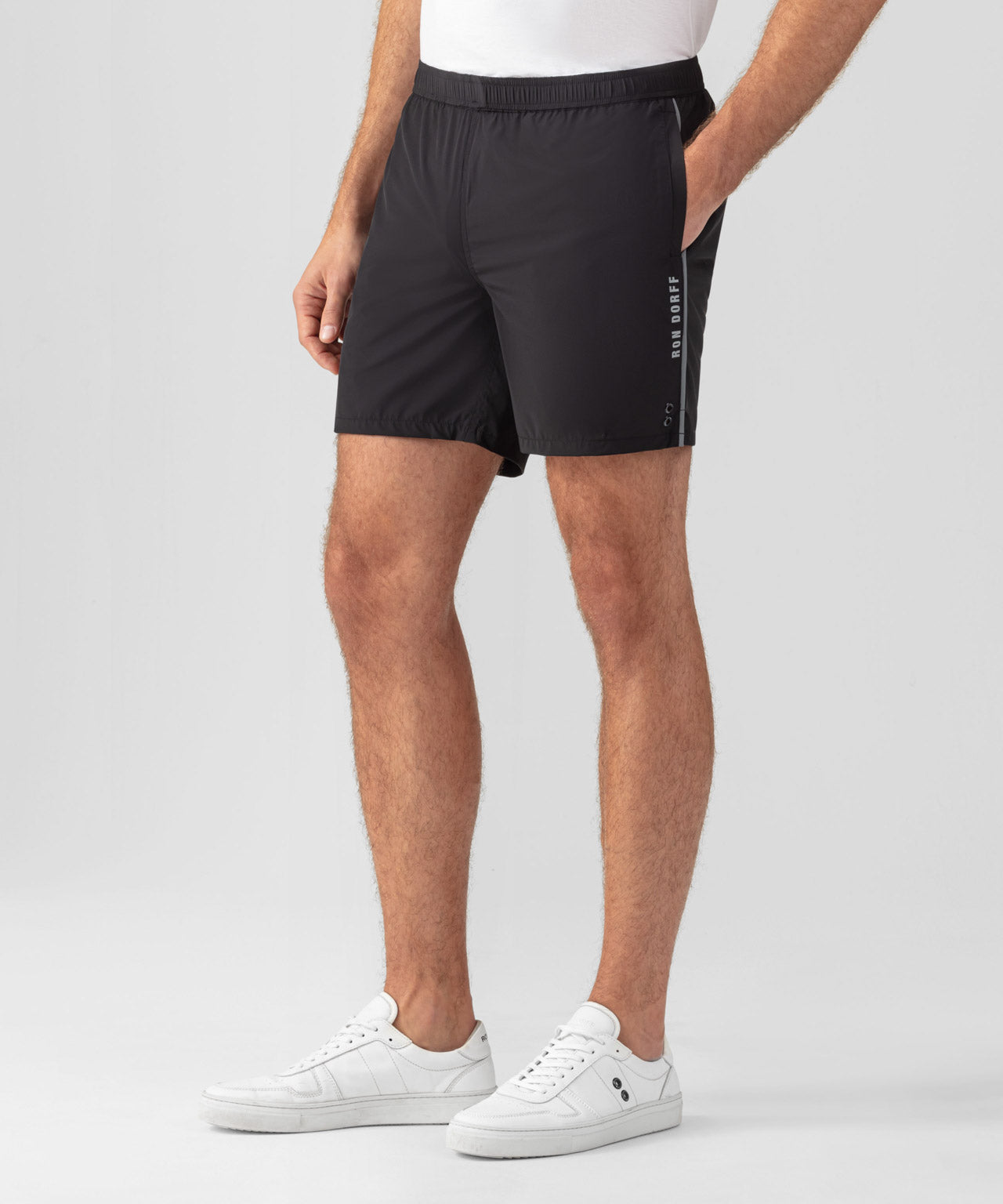 Gym-Shorts mit reflektierender Paspelierung: Schwarz