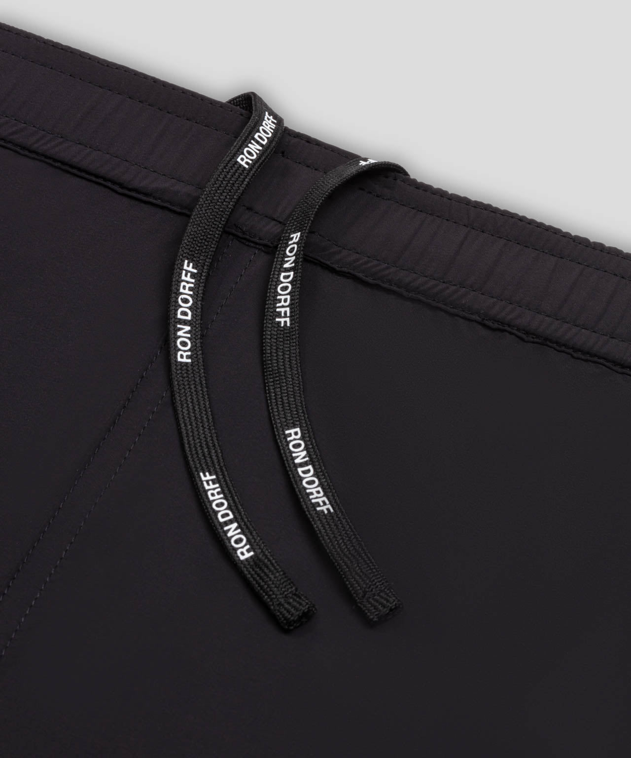 Gym-Shorts mit reflektierender Paspelierung: Schwarz