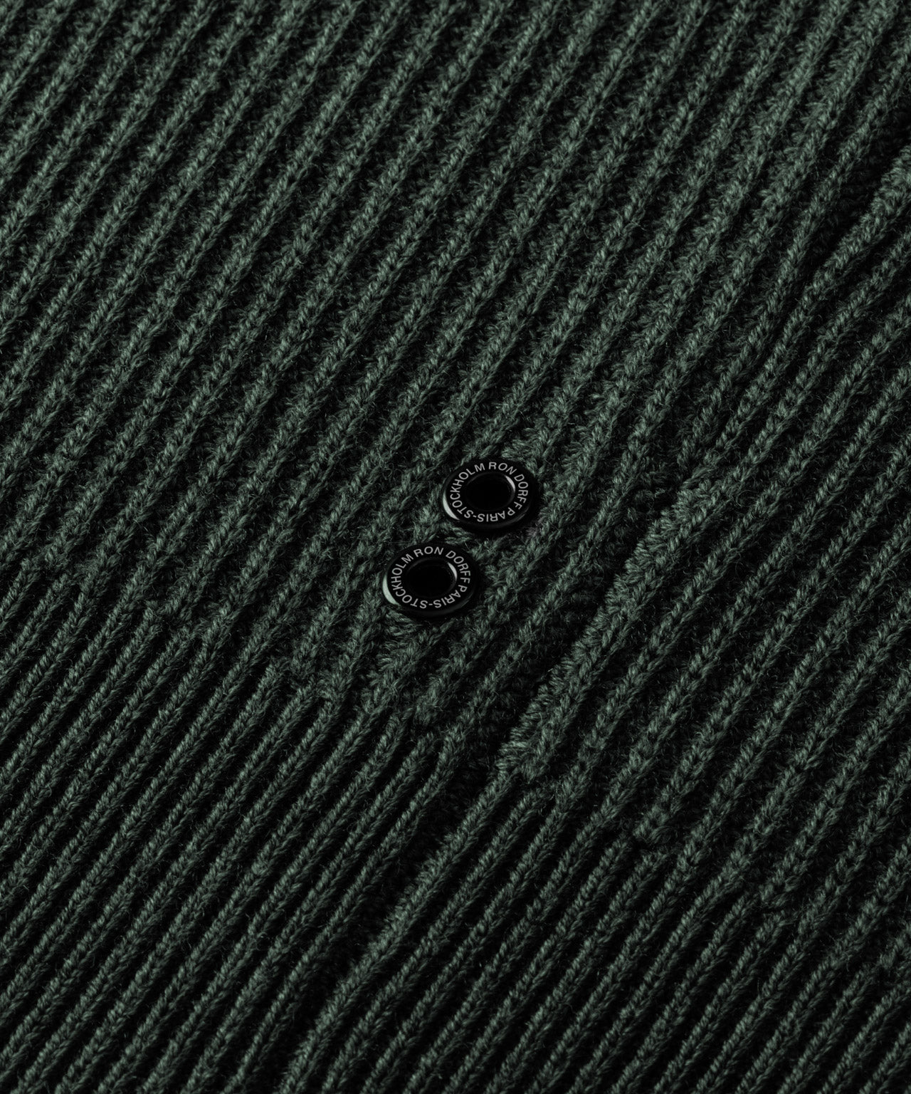 Pull en laine côtelée avec demi col zippé: Kaki foncé