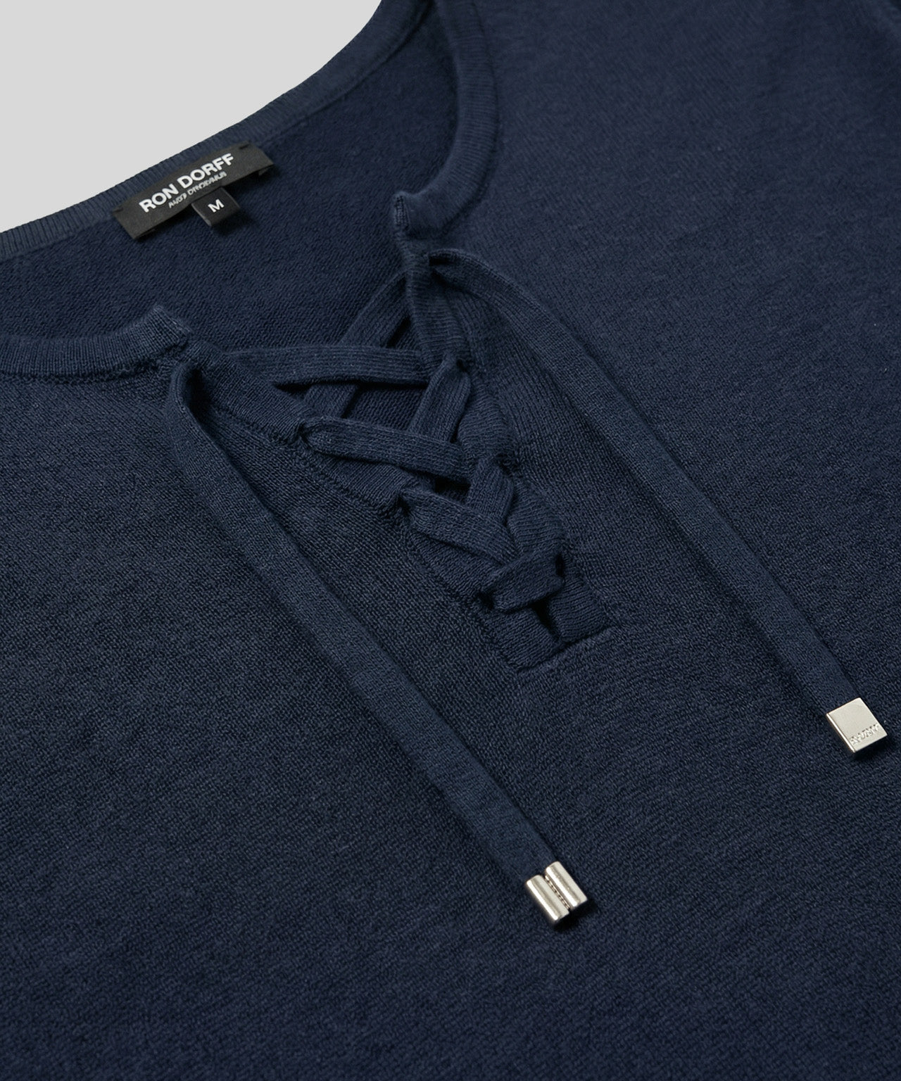 T-shirt col V en maille fine à lacets: Bleu marine