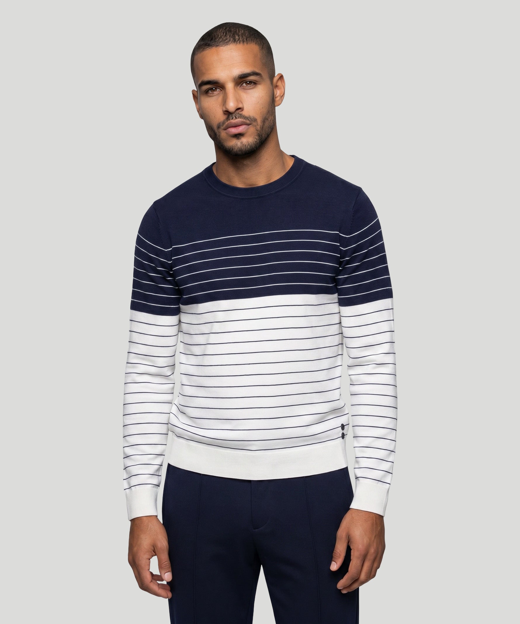 Pull en coton à fines rayures verticales: Bleu marine/blanc
