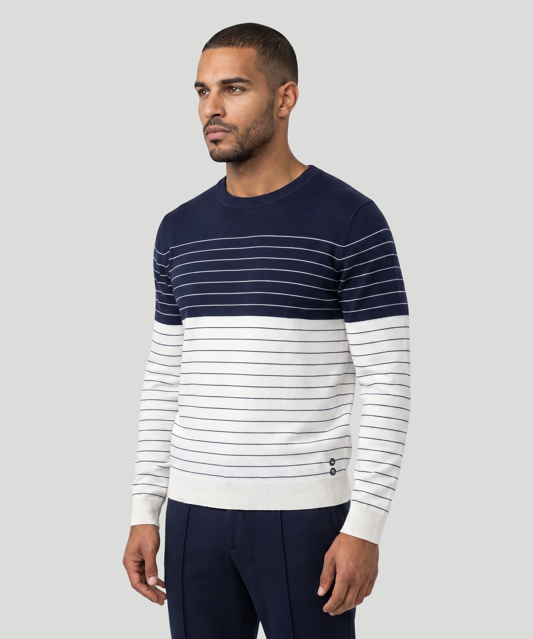 Pull en coton à fines rayures verticales: Bleu marine/blanc