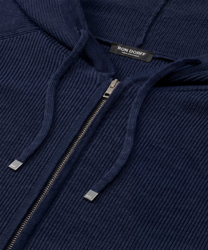 Pull à capuche en laine côtelée: Bleu marine
