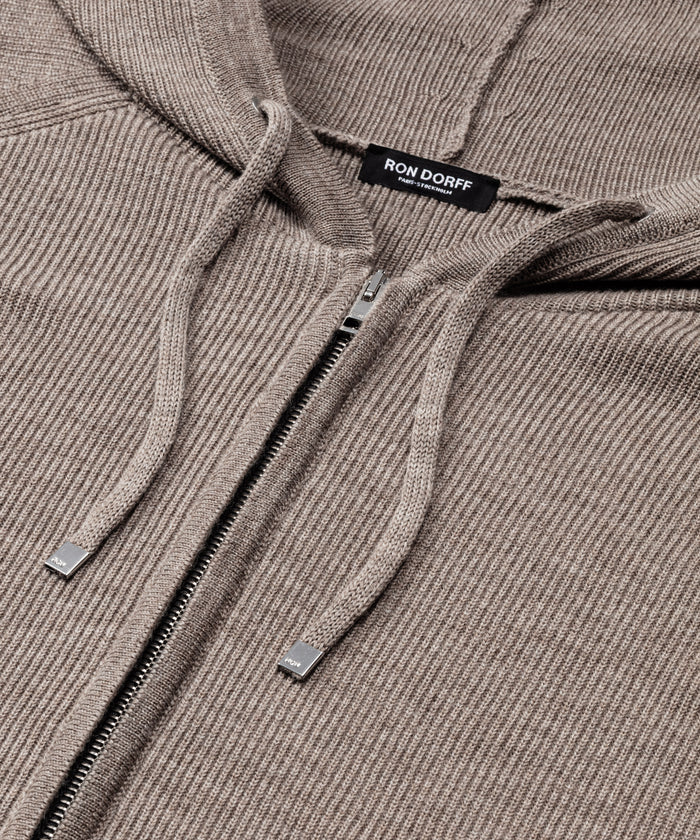Pull à capuche en laine côtelée: Beige sable