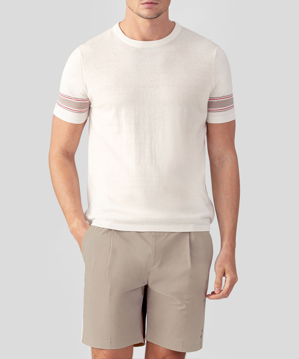 T-shirt en maille à rayures placées: Écru