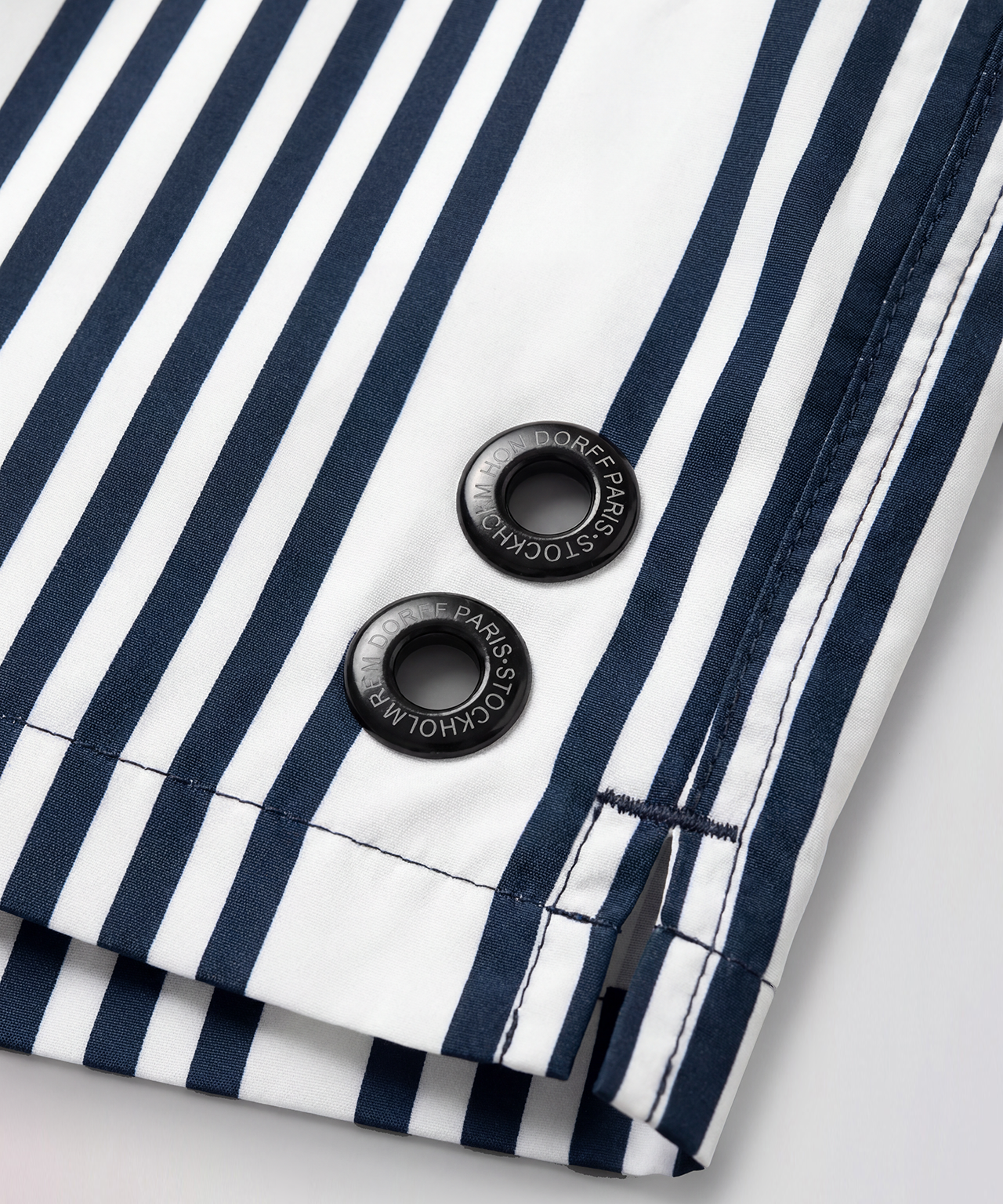 Short de bain à rayures verticales fines: Blanc